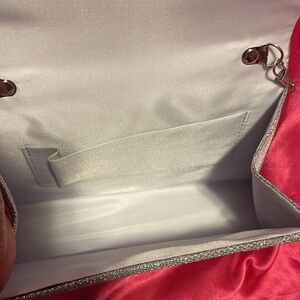 It’s a pretty sparkle pure . It’s good wearing it going out. It’s good price